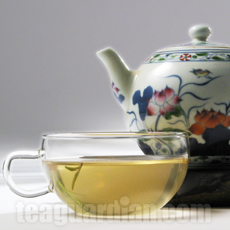 https://150362400.v2.pressablecdn.com/wp-content/uploads/2014/10/colour-teapot-with-glass-cup-and-longjing-green-tea.jpg